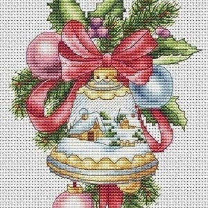 Könnte beinhalten: Ein weißer und gelber Weihnachtsglockenanhänger mit einer roten Schleife und grünen Stechpalmenblättern. Die Glocke hat ein Wintermotiv und ist von rosa und blauen Anhängern umgeben.