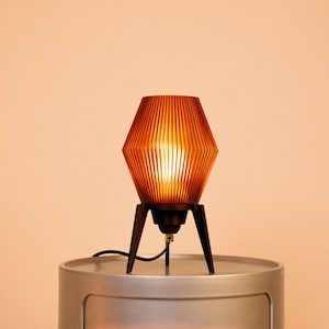 KERO – Lampa stołowa z epoki kosmicznej | Ciepłe bursztynowe światło | Plastik z recyklingu | Oświetlenie w stylu mid-century modern MCM