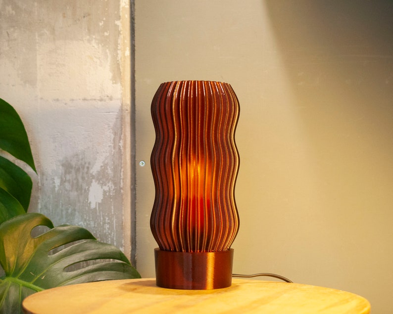 Wavy x AMBER Tischlampe, minimalistisches Retro-Design, 3D-gedruckt aus 99 % recyceltem Kunststoff E27, E26, A19 LED Amber