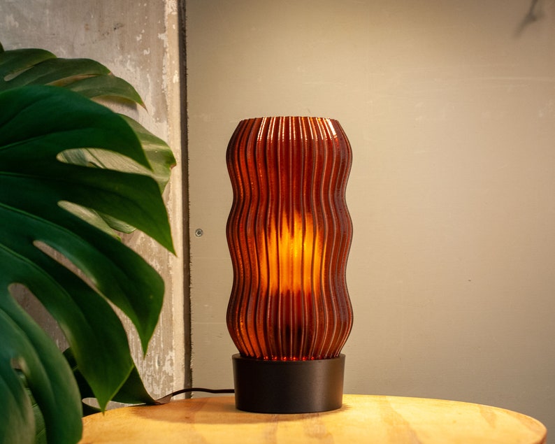 Wavy x AMBER table lamp, retro minimal design, 3d printed with 99% recycled plastic E27, E26, A19 LED afbeelding 6