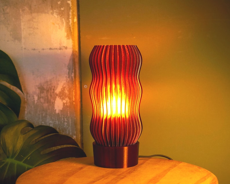 WAVY x AMBER · Lámpara de mesa Japandi · Brillo naranja cálido · Hecha a mano con PETG reciclado · Solo LED