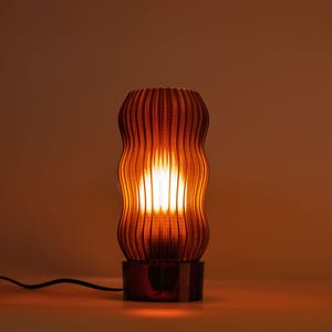 WAVY x AMBER · Japandi bordslampa · Varmt orange sken · Handgjord av återvunnen PETG · Endast LED