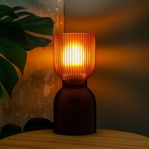 Lámpara de mesa DIABOLO con un cálido brillo ámbar: iluminación minimalista y sostenible para espacios modernos