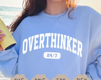 Overthinker Svg, Varsity Overthinker PNG, Śmieszna koszulka, Motywacyjny Svg, Zdrowie psychiczne, Cricut Svg, Projekt sublimacji, Wykorzystanie komercyjne
