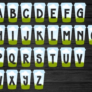 Puede incluir: Letras del alfabeto de la A a la Z mostradas en un conjunto de 26 im&aacute;genes de vasos de caf&eacute;. Cada vaso tiene un cielo azul con nubes blancas, hierba verde y una letra negra.