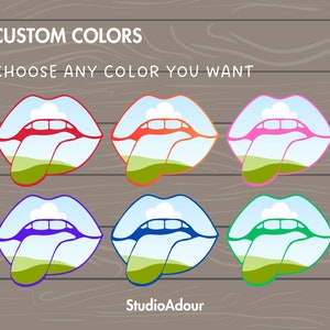 K&ouml;nnte beinhalten: Sechs Lippen in verschiedenen Farben mit herausgestreckter Zunge, jede mit einem anderen Hintergrund. Die Lippen sind rot, orange, rosa, lila, blau und gr&uuml;n. Der Text "CUSTOM COLORS CHOOSE ANY COLOR YOU WANT" befindet sich oben im Bild. Der Text "StudioAdour" befindet sich unten im Bild.