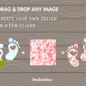 Puede incluir: Ilustraci&oacute;n que muestra c&oacute;mo crear un dise&ntilde;o personalizado arrastrando y soltando una imagen sobre un par de huellas de pies de beb&eacute; azules. La imagen es un patr&oacute;n de acuarela rosa y naranja de corazones. El texto dice "DRAG & DROP ANY IMAGE CREATE YOUR OWN DESIGN IN A FEW CLICKS + = StudioAdour"