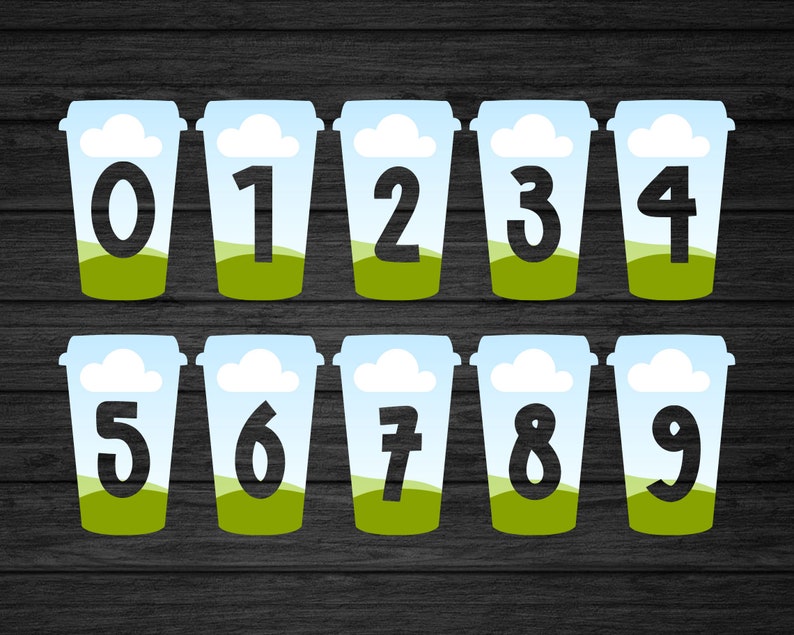 Puede incluir: Diez vasos de papel azul y blanco con hierba verde y nubes blancas impresas en ellos. Cada vaso tiene un n&uacute;mero negro impreso en &eacute;l, del 0 al 9.