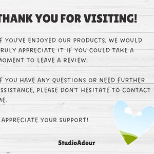 K&ouml;nnte beinhalten: Wei&szlig;er Holzgrund mit dem Text "THANK YOU FOR VISITING!" in Schwarz. Der Text ermutigt Kunden, eine Bewertung abzugeben und bietet Unterst&uuml;tzung an. Eine herzf&ouml;rmige Grafik mit Himmel- und Grasdesign befindet sich in der unteren rechten Ecke. Das StudioAdour-Logo befindet sich unten.