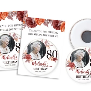 Bomboniere floreali 80° compleanno - calamite personalizzate con foto e biglietto di ringraziamento