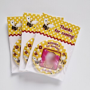 Könnte beinhalten: Drei runde gelbe und rote Geschenkanhänger mit einem Bienenmotiv und dem Text "Natasha's 1st Birthday 31.05.2022" und "Thanks for coming!"