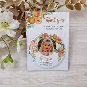 One Sweet Peach First-verjaardagsbedankje: magneten personaliseren met een kinderfoto en bedankkaart – retourcadeau voor gasten