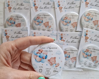 May include: A white round button with a blue and white balloon design, a brown teddy bear holding the balloons, and the text "Xiani Hymans 7 MEI 2024". The button also includes a clock, a scale, and a measuring tape with the measurements 01:19u, 3280 gr, and 51 cm.