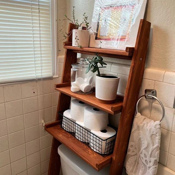 Badkamerplankenopslag, boven de toiletladderplank, houten handgemaakte rustieke toiletpapierstandaard, maximalistische home decor wasrekken