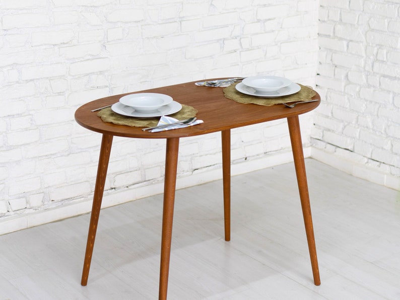 Handgefertigter Ovaler Esstisch für 2 Personen aus Holz Ideal für kleine Häuser, Küchen, Esstisch aus Nussbaumholz, rustikaler schmaler Esstisch Bild 7