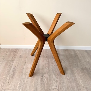 Solid Beech Wood Triple Butterfly Table Leg 🪵 
Bring the warmth of natural wood and modern design into your home! This handcrafted table leg perfectly complements round tabletops made of glass, epoxy, marble, or solid wood. Its sturdy construction and elegant style add both charm and function to any space.