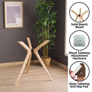 Peut inclure: Un piètement de table en bois clair avec quatre pieds inclinés reliés par un moyeu central noir. L'image inclut des encarts circulaires montrant la construction en bois de hêtre massif, une plaque de fixation métallique et un patin antidérapant.