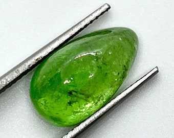 Cabujón de gema de tsavorita en forma de pera: Granate verde natural, 6,60 quilates.