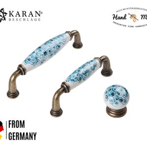Peut inclure: Ensemble de trois boutons de cabinet en céramique avec un motif en spirale bleu et blanc. Les boutons ont une finition en laiton. Les boutons sont étiquetés "Hand Made".