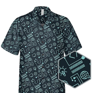 Puede incluir: Una camisa de manga corta azul oscuro con botones y un patrón de iconos informáticos azul claro, incluyendo una bombilla, una marca de verificación, un monitor de ordenador, un globo terráqueo y código. La camisa tiene un cuello abotonado y un bolsillo en el lado izquierdo.