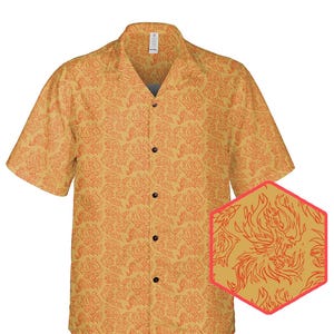Può includere: Una camicia gialla a maniche corte con bottoni e un motivo a fiamma rosso e arancione. Il motivo è un design ripetitivo di fiamme stilizzate.