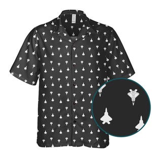 Puede incluir: Camisa negra de manga corta con un estampado de aviones de combate blancos. La camisa tiene un cuello clásico y una botonadura. Una incrustación circular muestra un primer plano del diseño del avión de combate.
