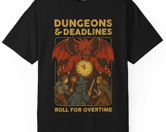 Puede incluir: Camiseta negra con un diseño de dragón rojo, una esfera de reloj y las palabras "DUNGEONS & DEADLINES" y "ROLL FOR OVERTIME" en dorado. La imagen incluye tres figuras con armas debajo del dragón.