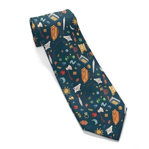 Puede incluir: Una corbata de seda azul oscuro con un patrón repetido de varias ilustraciones de temática fantástica, incluyendo espadas, rollos, gemas y un sol.