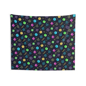 Puede incluir: Un tapiz azul oscuro con un patrón repetido de dados coloridos de varias formas y tamaños. Los dados son en tonos de rosa, verde, amarillo y azul, con acentos de rayos amarillos. Ideal para una sala de juegos.