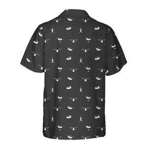 Puede incluir: Camisa negra de manga corta con un patr&oacute;n repetitivo de helic&oacute;pteros blancos. La camisa tiene un cuello cl&aacute;sico y un corte relajado, adecuado para ropa casual. El dise&ntilde;o de helic&oacute;ptero a&ntilde;ade un toque &uacute;nico a la prenda.