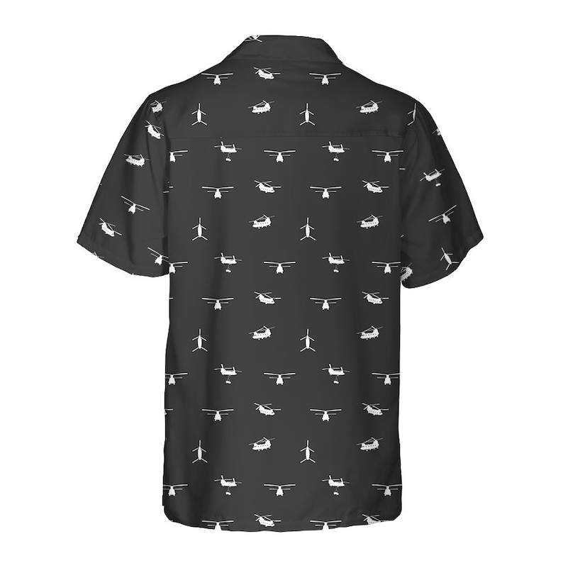 Puede incluir: Camisa negra de manga corta con un patr&oacute;n repetitivo de helic&oacute;pteros blancos. La camisa tiene un cuello cl&aacute;sico y un corte relajado, adecuado para ropa casual. El dise&ntilde;o de helic&oacute;ptero a&ntilde;ade un toque &uacute;nico a la prenda.
