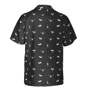 Puede incluir: Camisa negra de manga corta con un estampado de helic&oacute;pteros blancos. La camisa tiene un cuello cl&aacute;sico y un corte relajado. El estampado integral presenta varios dise&ntilde;os de helic&oacute;pteros blancos.