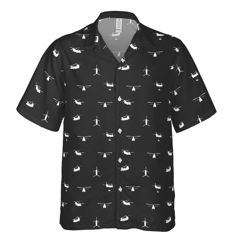 Puede incluir: Camisa negra de manga corta con un estampado de helic&oacute;pteros blancos. La camisa tiene un cuello cl&aacute;sico y un corte relajado. El dise&ntilde;o de helic&oacute;ptero se repite en toda la camisa.