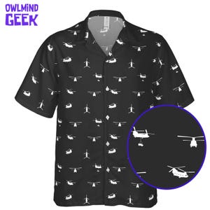Puede incluir: Camisa negra de manga corta con un estampado de helic&oacute;pteros blancos. La camisa tiene cuello de campamento y un dise&ntilde;o repetido de siluetas de helic&oacute;pteros. El texto "OWLMINND GEEK" est&aacute; en la esquina superior izquierda.