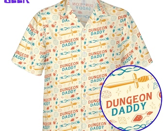 Peut inclure: Une chemise à manches courtes avec un fond crème et un motif répété d'épées, de gemmes et le texte "DUNGEON DADDY" en rouge et bleu. La chemise a un col classique et une coupe décontractée. Le logo OwlMind Geek est en haut à gauche.