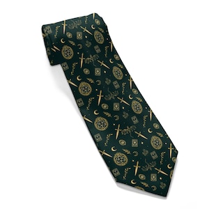 Puede incluir: Una corbata verde oscuro con un patrón dorado repetido de espadas, lunas, estrellas y otros símbolos místicos. La corbata está en ángulo, mostrando el diseño detallado sobre un fondo blanco. La corbata es de longitud estándar.