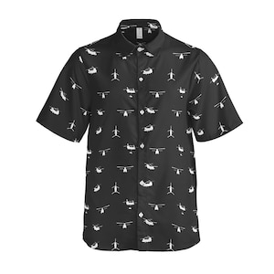 Puede incluir: Camisa negra de manga corta con un estampado de helic&oacute;pteros blancos. La camisa tiene un cuello cl&aacute;sico y una botonadura. El dise&ntilde;o de helic&oacute;ptero se repite en la tela.