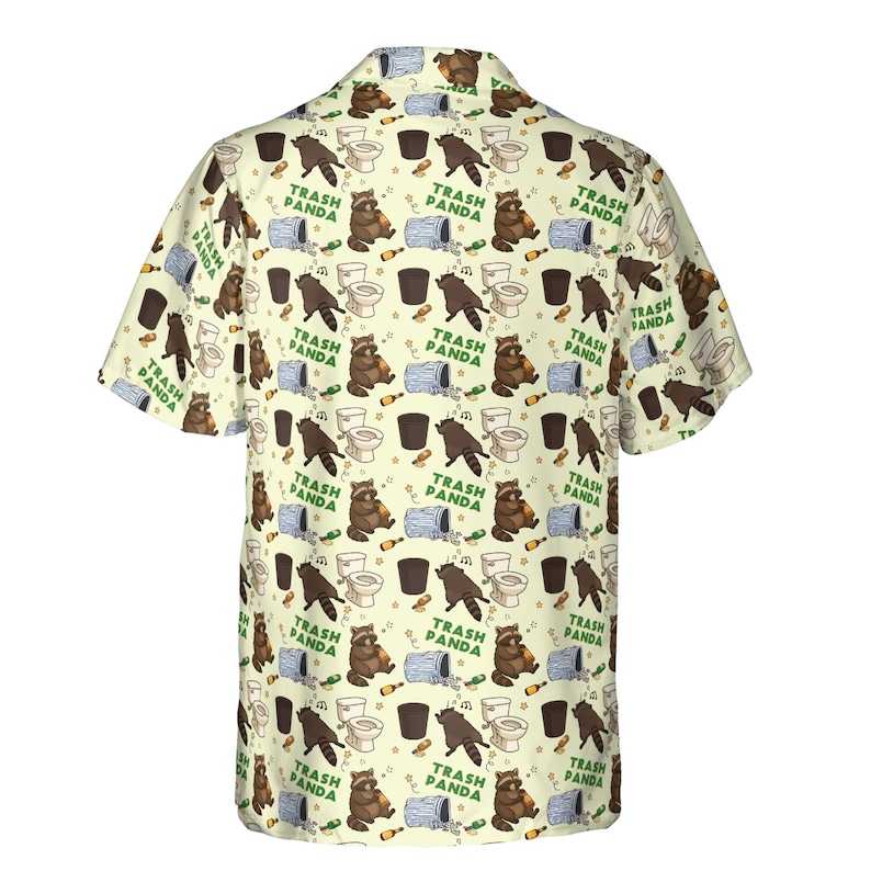 Pode incluir: Uma camisa de manga curta com bot&otilde;es em cor creme claro, apresentando um padr&atilde;o repetitivo de guaxinins, latas de lixo, vasos sanit&aacute;rios e garrafas. O texto "TRASH PANDA" est&aacute; impresso em verde entre pequenos &iacute;cones de estrelas.