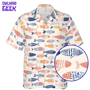 Könnte beinhalten: Ein kurzärmeliges Hemd mit Knopfleiste in Off-White, das mit einem durchgehenden Muster aus kleinen Fischen in Marineblau, Orange und Rosa bedruckt ist. Das Hemd hat einen Kragen und eine Knopfleiste vorne. Der Text OWLMIND GEEK ist zu sehen.
