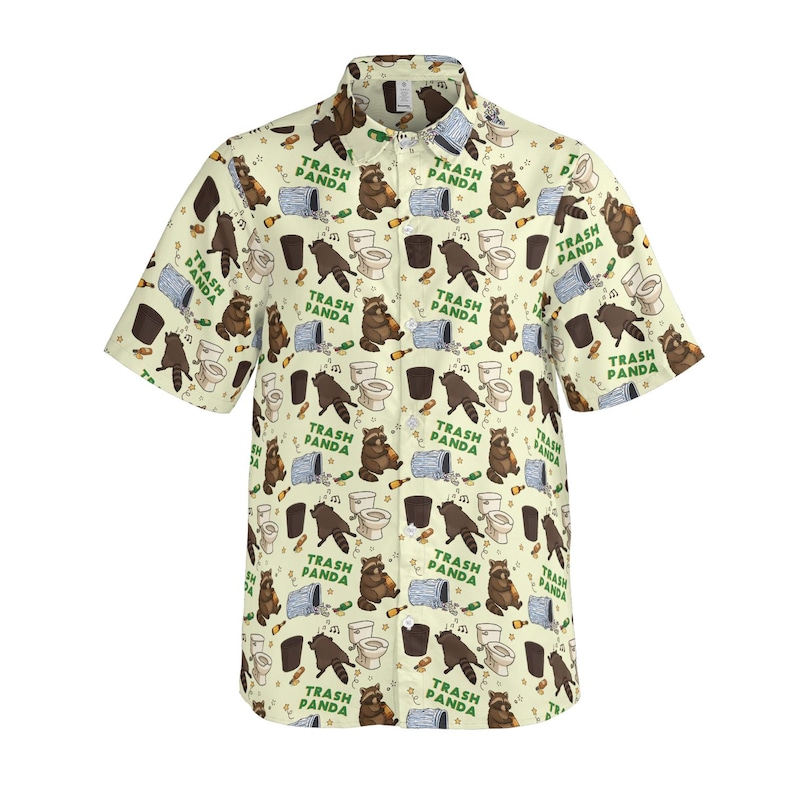 Pode incluir: Uma camisa de manga curta com bot&otilde;es em tom creme claro, apresentando uma estampa corrida de guaxinins castanhos, sanitas brancas, caixotes do lixo azuis e garrafas verdes. O texto TRASH PANDA est&aacute; impresso em verde por todo o padr&atilde;o.