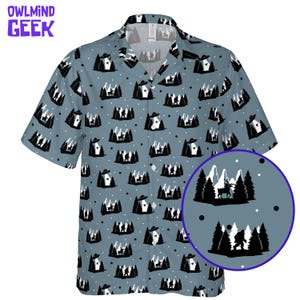 Pode incluir: Uma camisa de manga curta com fundo azul claro e um padrão repetido de cenas de floresta em preto e branco, OVNIs e silhuetas de Bigfoot. A camisa tem gola e o texto "OWLMIN GEEK" em roxo.