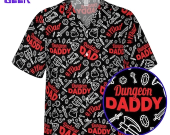 Puede incluir: Camisa negra con botones con un patrón repetido de armas de fantasía blancas y texto. La camisa presenta las palabras "Dungeon Daddy" en rojo y "#1 Dad" en blanco. Un detalle circular muestra las palabras "Dungeon Daddy" en rojo.