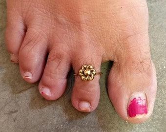 Gold Flower Toe Ring: Adjustable Band, Midi Ring