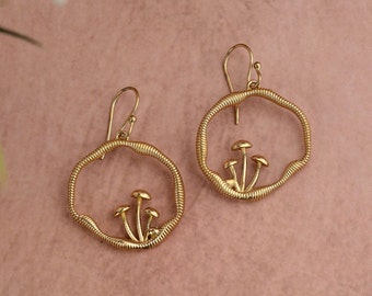 Pendientes colgantes con dije de hongo: pendientes de clic dorados