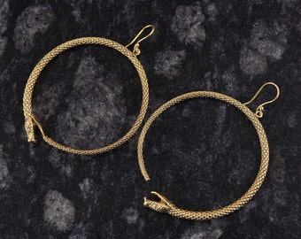 Pendientes de serpiente, pendientes colgantes de serpiente, pendientes de serpiente de oro, pendientes de encanto de serpiente, gota de serpiente de oro, joyería hecha a mano, minimalista