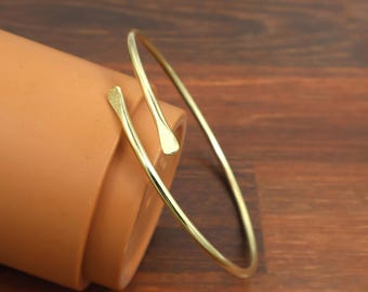 Dunne messing manchetarmband | Verstelbare open armband | Minimalistische handgemaakte armband | Stapelbare sieraden | Boho cadeau voor vrouwen