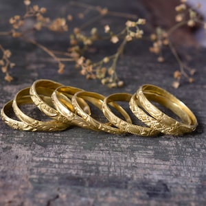 Conjunto de 8 anillos apilables de latón hechos a mano, chapados en oro.