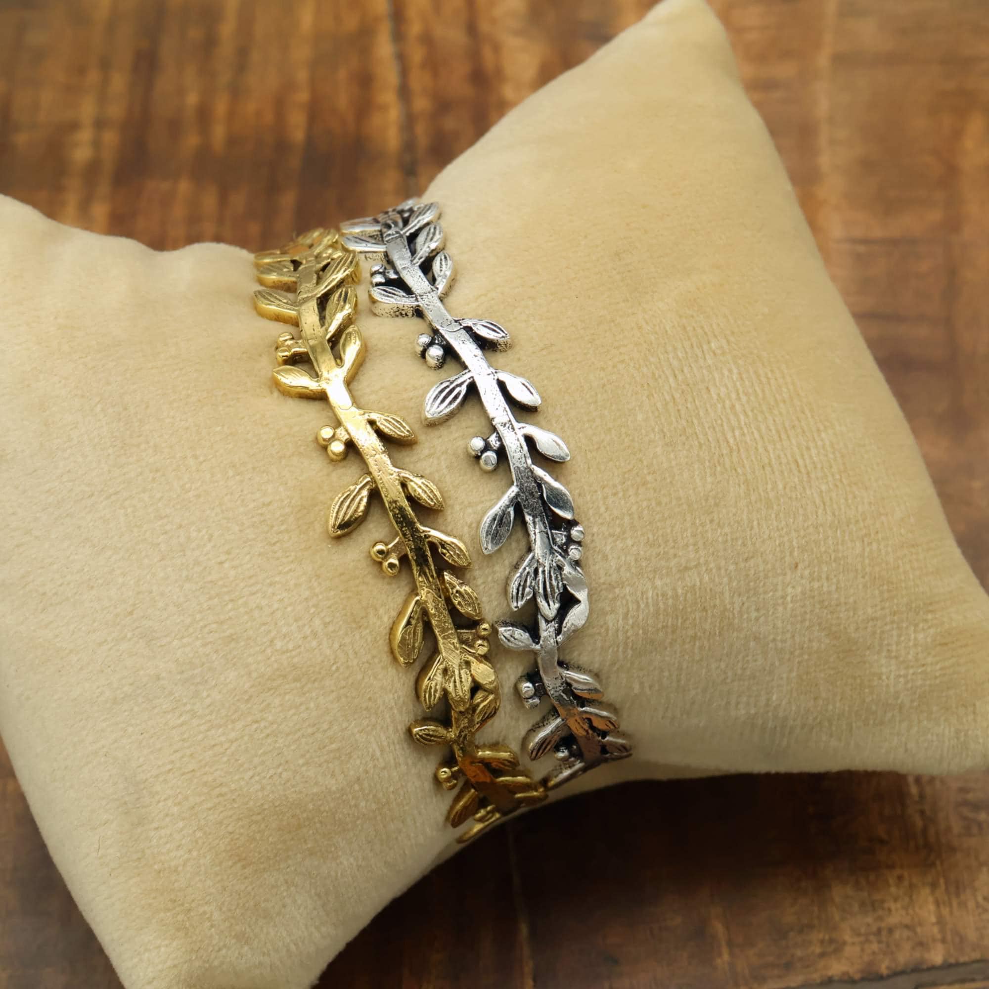 葉っぱのカフブレスレット - シルバーの調節可能なバングル - 自然の花