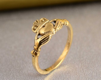 Solid Gold Celtic Claddagh Ring, Claddagh Promise Ring, Petite Dainty Heart Claddagh Ring, Vintage Irish Celtic Claddagh Ring