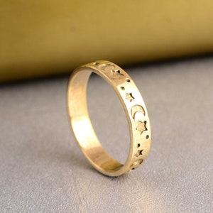 Celestial Ring: maan, zon en sterren - goudmessing Eternity-band